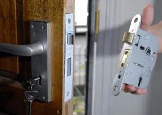 Aqua Locksmith Store Hialeah, FL 305-307-5753 - 6-Locks-Replace